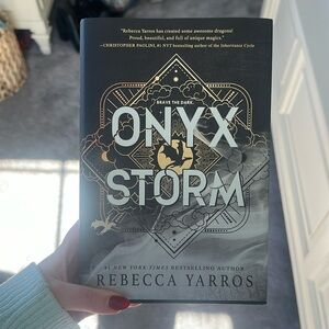 Onyx storm book great condition.